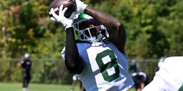 Jets safety Andre Cisco (8) catches a football during practice.