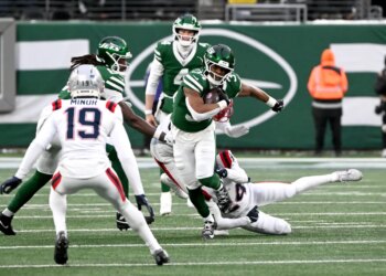 Jets running back Kene Nwangwu (34) breaks away from Patriots safety Dell Pettus (24).
