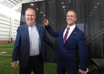 Giants owner John Mara (l.) and head coach John Harbaugh (r.) during Harbaugh's introduction on Jan. 20, 2026.