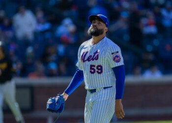 Mets pitcher Sean Manaea (59) reacts as he walks back to the dugout after ending the seventh inning at Citi Field, Sunday, March 29, 2026.