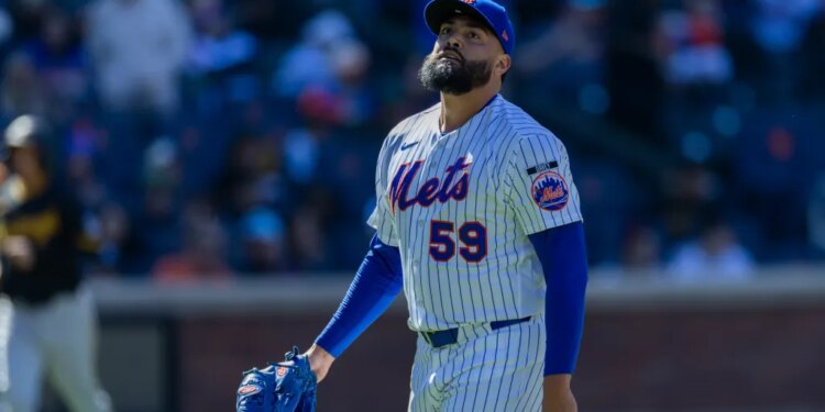 Mets pitcher Sean Manaea (59) reacts as he walks back to the dugout after ending the seventh inning at Citi Field, Sunday, March 29, 2026.