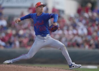 New York Mets pitcher Luke Weaver (30) pitches in the third inning.
