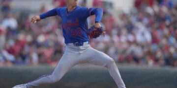 New York Mets pitcher Luke Weaver (30) pitches in the third inning.
