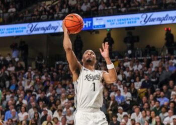 UCF Knights guard Themus Fulks (1) goes to the basket.