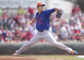 New York Mets pitcher Kodai Senga (34) pitches against the St. Louis Cardinals at Roger Dean Chevrolet Stadium.