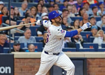 J.D. Martinez at bat for the Mets in August 2024.