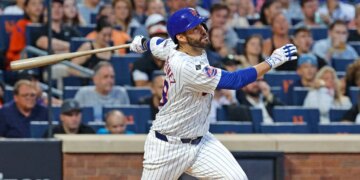 J.D. Martinez at bat for the Mets in August 2024.