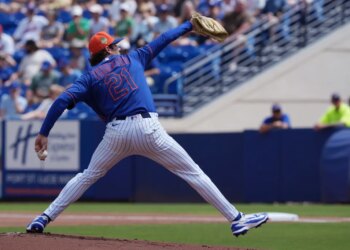 New York Mets pitcher Zach Thornton (21) pitches during a spring training game.
