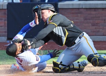 Mets undone by questionable decisions in extra-inning loss to Pirates