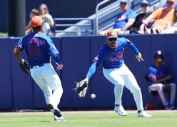 Mike Tauchman (r.) fails to make a catch during the Mets' exhibition game on March 21, 2026.