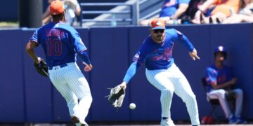 Mike Tauchman (r.) fails to make a catch during the Mets' exhibition game on March 21, 2026.