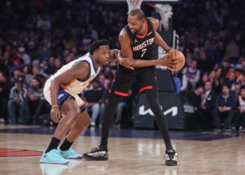 Houston Rockets forward Kevin Durant (7) drives past New York Knicks forward OG Anunoby (8).