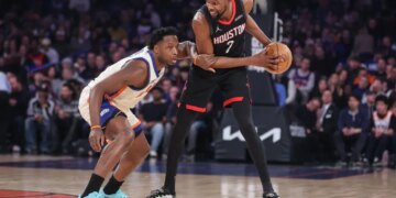 Houston Rockets forward Kevin Durant (7) drives past New York Knicks forward OG Anunoby (8).