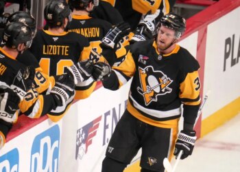 Anthony Mantha high-fives his teammates on the bench.