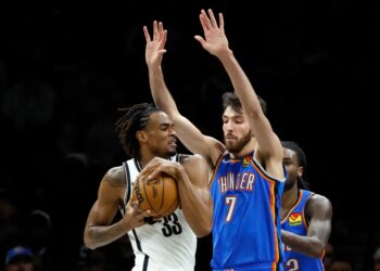 Brooklyn Nets center Nic Claxton(L) tries to drive towards the basket past a defending Oklahoma City Thunder center Chet Holmgren during the first half at the Barclays Center