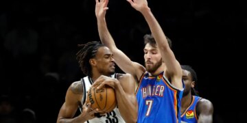 Brooklyn Nets center Nic Claxton(L) tries to drive towards the basket past a defending Oklahoma City Thunder center Chet Holmgren during the first half at the Barclays Center