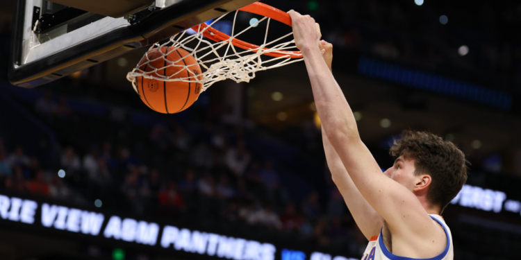 Florida Gators center Olivier Rioux (32) dunks the ball in the second half.