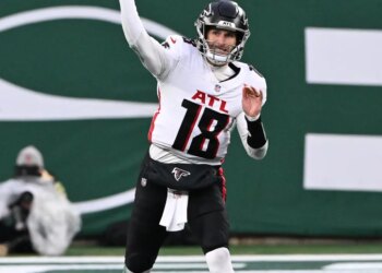 Falcons quarterback Kirk Cousins (18) throws a pass during the third quarter of the Jets and Atlanta Falcons game in East Rutherford, NJ.