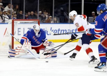 New York Rangers goaltender Igor Shesterkin makes a save on a shot by the Florida Panthers defenseman Dmitry Kulikov (C) in the first second at Madison Square Garden. New York, USA, Sunday, March 29, 2026.