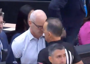 Dan Hurley confronting a referee.