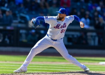 New York Mets pitcher Sean Manaea (59) throws a pitch.
