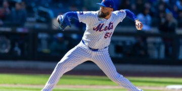 New York Mets pitcher Sean Manaea (59) throws a pitch.