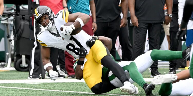 Steelers tight end Jonnu Smith (81) is tackled during the second quarter of the Jets and Pittsburgh Steelers game in East Rutherford, NJ.