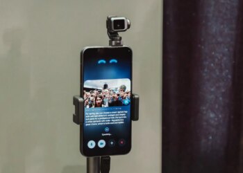 Honor Robot Phone demo at MWC 2026