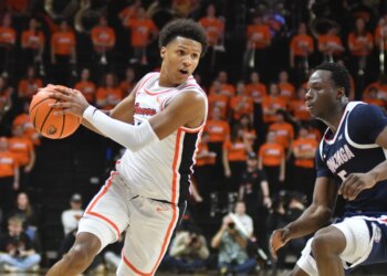 Oregon State guard Josiah Lake II (2) dribbles in front of Gonzaga forward Emmanuel Innocenti (5).