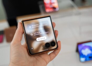 Moto AI options on Motorola Razr Ultra cover screen.