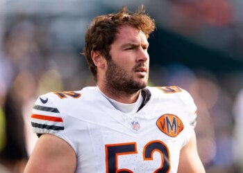 Chicago Bears offensive lineman Drew Dalman in his uniform.