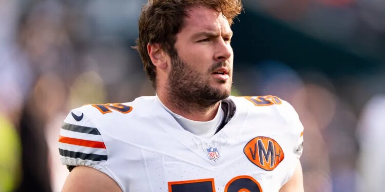 Chicago Bears offensive lineman Drew Dalman in his uniform.