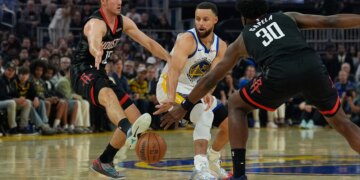 Curry nearly leads Warriors to shocking comeback against Rockets in return