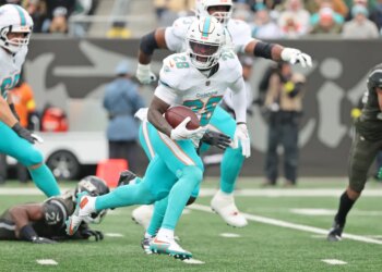 Miami Dolphins running back De'Von Achane #28 runs the ball during the first quarter.