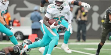 Miami Dolphins running back De'Von Achane #28 runs the ball during the first quarter.