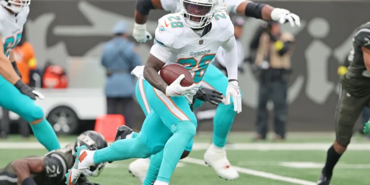 Miami Dolphins running back De'Von Achane #28 runs the ball during the first quarter.