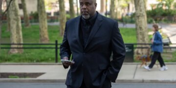 Former NBA player and assistant coach Damon Jones arrives at Brooklyn federal court.