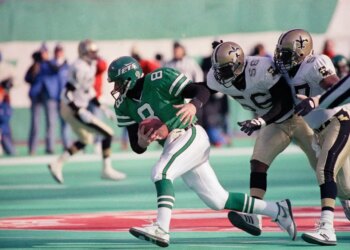 New York Jets quarterback Browning Nagle running from Saints Pat Swilling and Rickey Jackson.