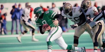 New York Jets quarterback Browning Nagle running from Saints Pat Swilling and Rickey Jackson.