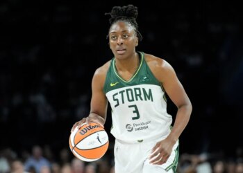 Seattle Storm forward Nneka Ogwumike dribbling a basketball.