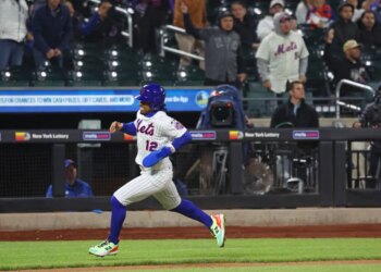 New York Mets shortstop Francisco Lindor running on the baseball field.
