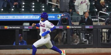 New York Mets shortstop Francisco Lindor running on the baseball field.