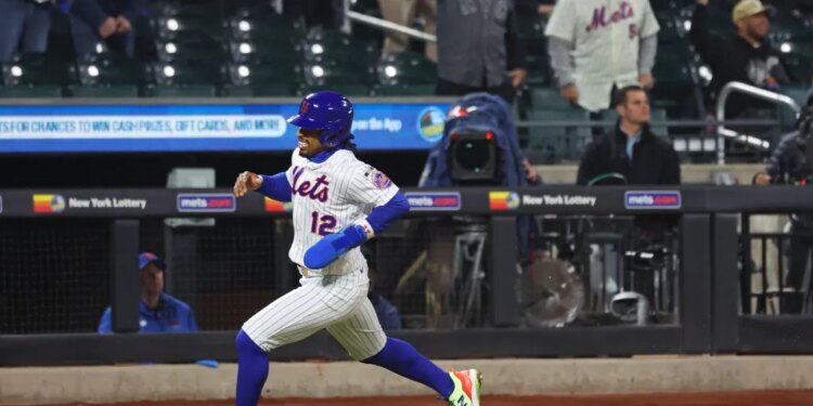 New York Mets shortstop Francisco Lindor running on the baseball field.