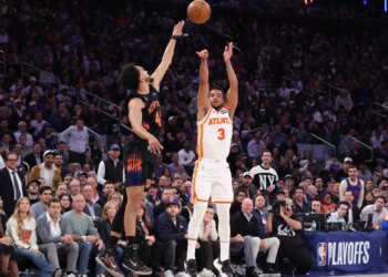 Atlanta Hawks guard CJ McCollum #3 puts up a shot as New York Knicks guard Landry Shamet #44 jumps to defend during the first quarter.