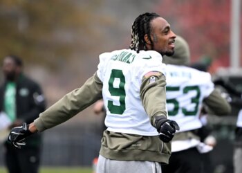 Jets defensive end Will McDonald IV (9) stretches during practice in Florham Park, NJ.