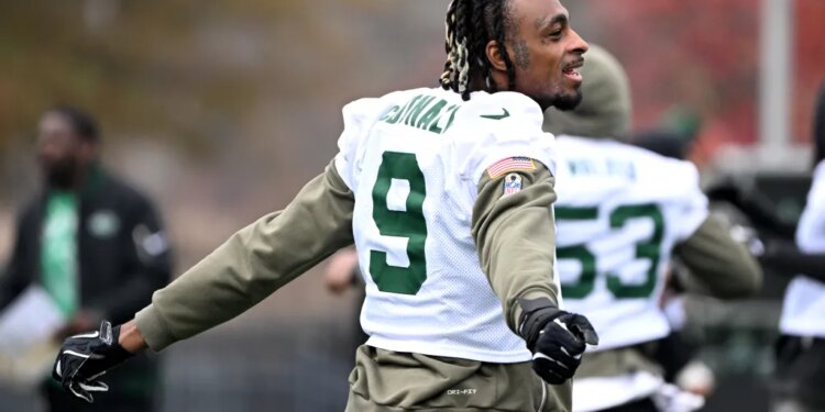 Jets defensive end Will McDonald IV (9) stretches during practice in Florham Park, NJ.