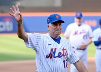 Keith Hernandez waves to the crowd during Old Timers Day.
