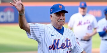Keith Hernandez waves to the crowd during Old Timers Day.