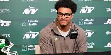 Jets first round draft pick Kenyon Sadiq speaking to the media.