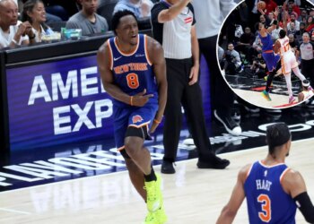 Knicks rout Hawks in must-win Game 4 to even series